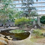 　修復されたユネスコ本部の日本式の庭園「平和の庭」＝１２日、パリ（共同）