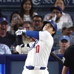 　フィリーズ戦の８回、５０号ソロを放つドジャース・大谷。メジャー史上６人目となる２年連続のシーズン５０本塁打に到達した＝ロサンゼルス（共同）