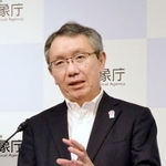 　気象庁で記者会見する野村竜一長官＝１７日午後
