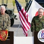 　記者会見する米第３海兵遠征軍のロジャー・ターナー司令官（左）と陸自西部方面総監の鳥海誠司陸将＝１７日午後、沖縄県・石垣島