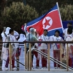 　パリ五輪の開会式で、セーヌ川を船でパレードする北朝鮮選手団＝２０２４年７月、パリ（共同）