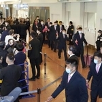 　サッカーＷ杯アジア２次予選のため、羽田空港に到着した北朝鮮男子代表の選手ら＝２０２４年３月