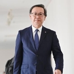 　プロ野球オーナー会議に臨む日本ハムの井川伸久オーナー＝１７日、東京都内