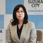 　定例記者会見で、生活保護申請者への対応を謝罪した三重県鈴鹿市の末松則子市長＝１７日午前、鈴鹿市役所