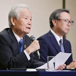 　プロ野球オーナー会議を終え、記者会見するＮＰＢの榊原定征コミッショナー。奥は日本ハムの井川伸久オーナー＝１７日、東京都内
