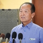　沖縄県名護市長選への出馬を表明し、取材に応じる渡具知武豊市長＝１７日午後、名護市役所