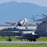 　岩国基地で陸上離着陸訓練する在日米海軍のＦ３５Ｃステルス戦闘機（奥）＝１７日午後、山口県岩国市
