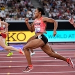 　女子２００メートル予選　力走する井戸アビゲイル風果（中央）＝国立競技場