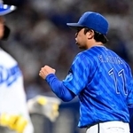 　８回を投げ終え、ガッツポーズするＤｅＮＡ・東。無失点で１４勝目を挙げた＝バンテリンドーム