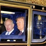 　馬車に乗るチャールズ英国王（左）とトランプ米大統領＝１７日、ロンドン郊外（ロイター＝共同）