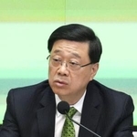 　「施政報告」後に記者会見する香港政府トップの李家超行政長官＝１７日、香港（共同）