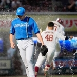 　１１回、楽天・ボイトにサヨナラ二塁打を許し引き揚げる日本ハム・斎藤＝楽天モバイルパーク