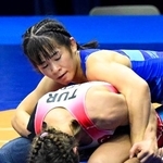 　女子５３キロ級準々決勝でトルコ選手と対戦する村山春菜＝ザグレブ（共同）