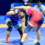 　女子６８キロ級準決勝でトルコ選手と対戦する石井亜海＝ザグレブ（共同）