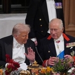 　１７日、ロンドン郊外のウィンザー城で開かれた晩さん会で会話するチャールズ英国王（右）とトランプ米大統領（ゲッティ＝共同）