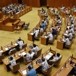 　宿泊客に宿泊税を課す条例を可決、成立した沖縄県議会本会議＝１８日午前