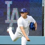 　キャッチボールするドジャース・山本＝ロサンゼルス（共同）