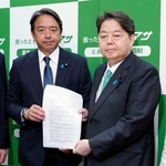 　国民民主党の榛葉幹事長（左）と面会し、大雨被害に関する要望書を受け取る林官房長官＝１８日午前、国会
