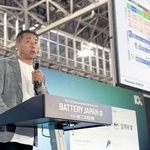 　講演するパナソニックエナジーの渡辺庄一郎副社長＝１８日午後、千葉市