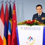 　「香山フォーラム」で基調講演する中国の董軍国防相＝１８日、北京（共同）