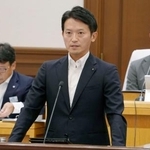 　兵庫県議会で、阪神優勝パレードの県内開催見送りを表明した斎藤元彦知事＝１８日午前
