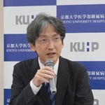 　京都大病院の新センター設置について記者会見する、精神科神経科の村井俊哉教授＝１８日午前、京都市左京区