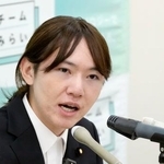　記者会見するチームみらいの安野党首＝１８日午前、国会