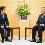 　会談する日本自動車工業会の片山正則会長（左）と石破首相＝１８日午後、首相官邸