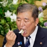 　茨城県笠間市特産の栗を使ったモンブランを試食する石破首相＝１８日午後、首相官邸