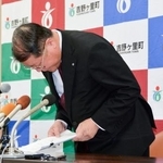 　記者会見で謝罪する佐賀県吉野ケ里町の伊東健吾町長＝１８日午後、吉野ケ里町役場