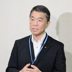 　土葬墓地整備の検討を撤回すると表明し、取材に応じる宮城県の村井嘉浩知事＝１８日午後、宮城県庁