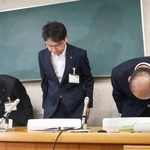 　名古屋市立小教諭の逮捕を受け、記者会見で謝罪する市教育委員会の担当者＝１８日午後、名古屋市役所