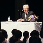　若泉敬氏の業績を振り返る講演会で登壇した谷内正太郎氏＝１８日午後、福井県越前市