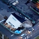 　倒壊した建物＝１８日午後５時５２分、茨城県つくば市花室（共同通信社ヘリから）