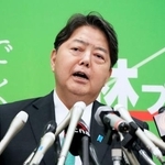 　記者会見で、自民党総裁選への立候補を正式表明する林官房長官＝１８日午後、国会