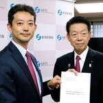 　武藤経産相（右）に洋上風力発電の事業推進を求める要望書を手渡す千葉県の熊谷俊人知事＝１８日午後、経産省
