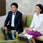 　「ＴｉｋＴｏｋ（ティックトック）」の配信をする自民党広報本部の平井卓也本部長（左）。総裁選のキャッチコピー作成を見送ったと明かした＝１８日午後、東京・永田町の党本部