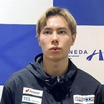 　バレーボール男子の世界選手権から帰国し、取材に応じる高橋藍＝１８日、羽田空港