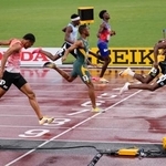 　男子４００メートル決勝　ゴールする中島佑気ジョセフ（左端）＝国立競技場