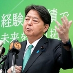 　記者会見で、自民党総裁選への立候補を正式表明する林官房長官＝１８日午後、国会