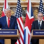 　１８日、ロンドン郊外で記者会見するトランプ米大統領（左）とスターマー英首相（ＡＰ＝共同）