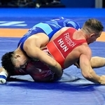 　男子グレコローマン７７キロ級準決勝でハンガリー選手（右）と対戦する日下尚＝ザグレブ（共同）