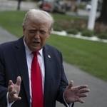　米ホワイトハウスで記者団に話すトランプ大統領＝１６日、ワシントン（ゲッティ＝共同）