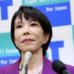 　記者団の取材に応じ、自民党総裁選に立候補する意向を表明した高市早苗前経済安保相＝１８日、国会