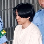 　警視庁戸塚署に入る戸田雄介容疑者＝１７日