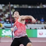 　陸上世界選手権の男子やり投げ予選で投てきする長沼元＝１７日、東京・国立競技場