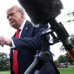 　報道陣の質問に答えるトランプ米大統領＝１１日、ホワイトハウス（ゲッティ＝共同）