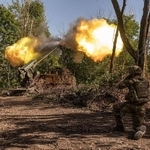 　ウクライナ東部ドネツク州で発砲するウクライナ兵士＝８月３１日（ゲッティ＝共同）