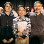 　イグ・ノーベル賞を受賞した（左から）大石風人京都大准教授、農研機構の児嶋朋貴研究員、佐藤精・愛知県畜産総合センター課長＝１８日、米ボストン（共同）