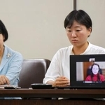　リモートで記者会見に参加したヒラリー・ローゼントレーターさん（右下）＝１９日午前、東京・霞が関の司法記者クラブ